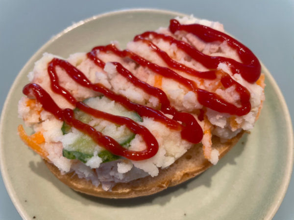 감자샐러드 위에 케첩 듬뿍