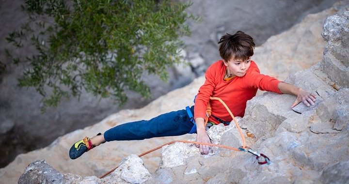 테오 블라스가 클라이밍을 하는 사진