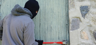 집에 들어가는 강도