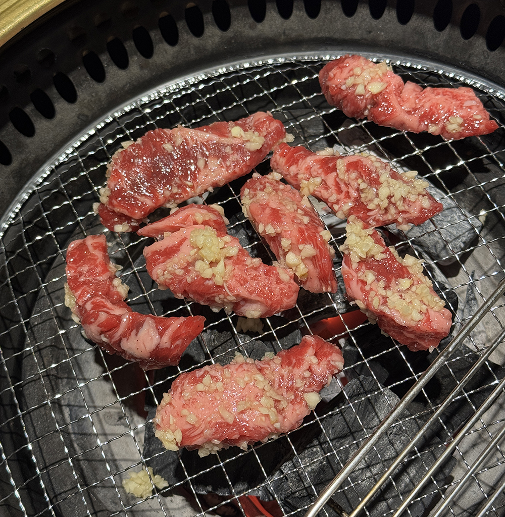 황제마늘소갈비 불판에 굽는중
