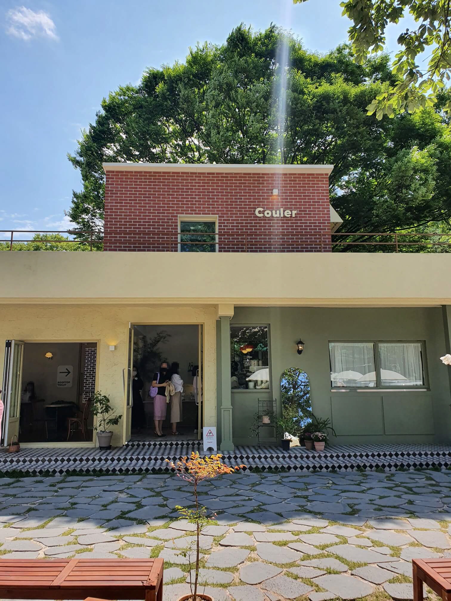 코울러 카페 메인 출입구