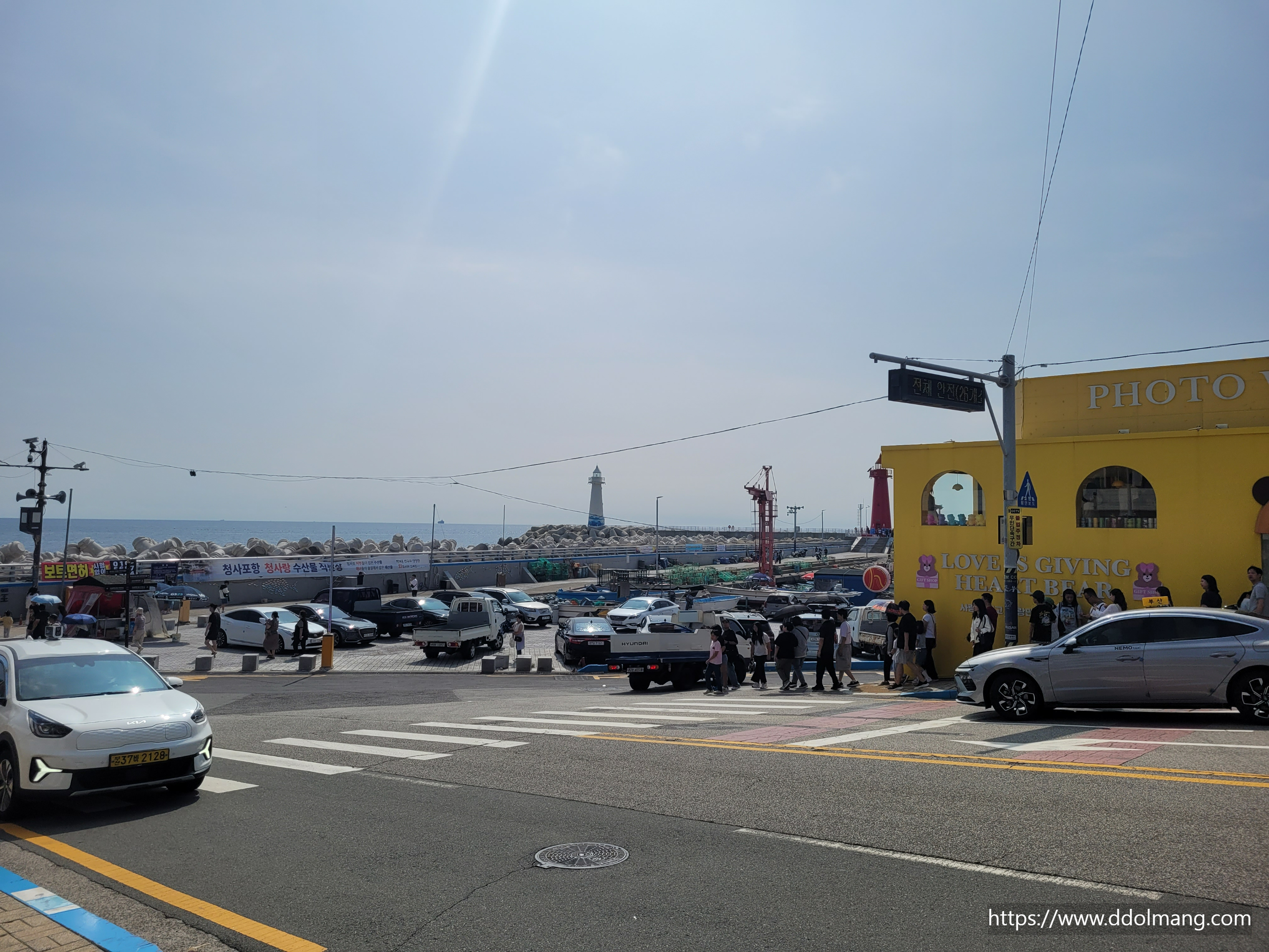 청사포 빨간등대와 방파제