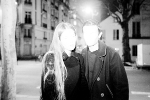 개성없는 얼굴과 감정을 가린 사진들