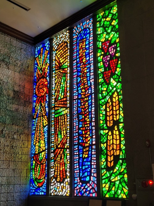 혜화동성당에 있는 이남규 루카 님의 스테인드글라스 작품으로서, 제목은 "나는 길이요, 진리요, 생명이다"(요한복음 14장 6절)입니다.