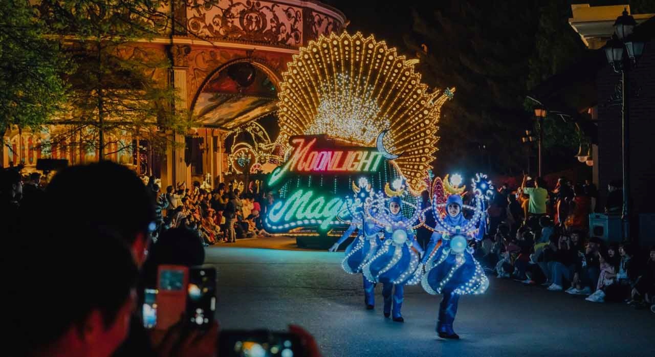 에버랜드 퍼레이드를 관람하는 관람객들. [ⓒ네이버 플레이스 &lsquo;에버랜드&rsquo;]