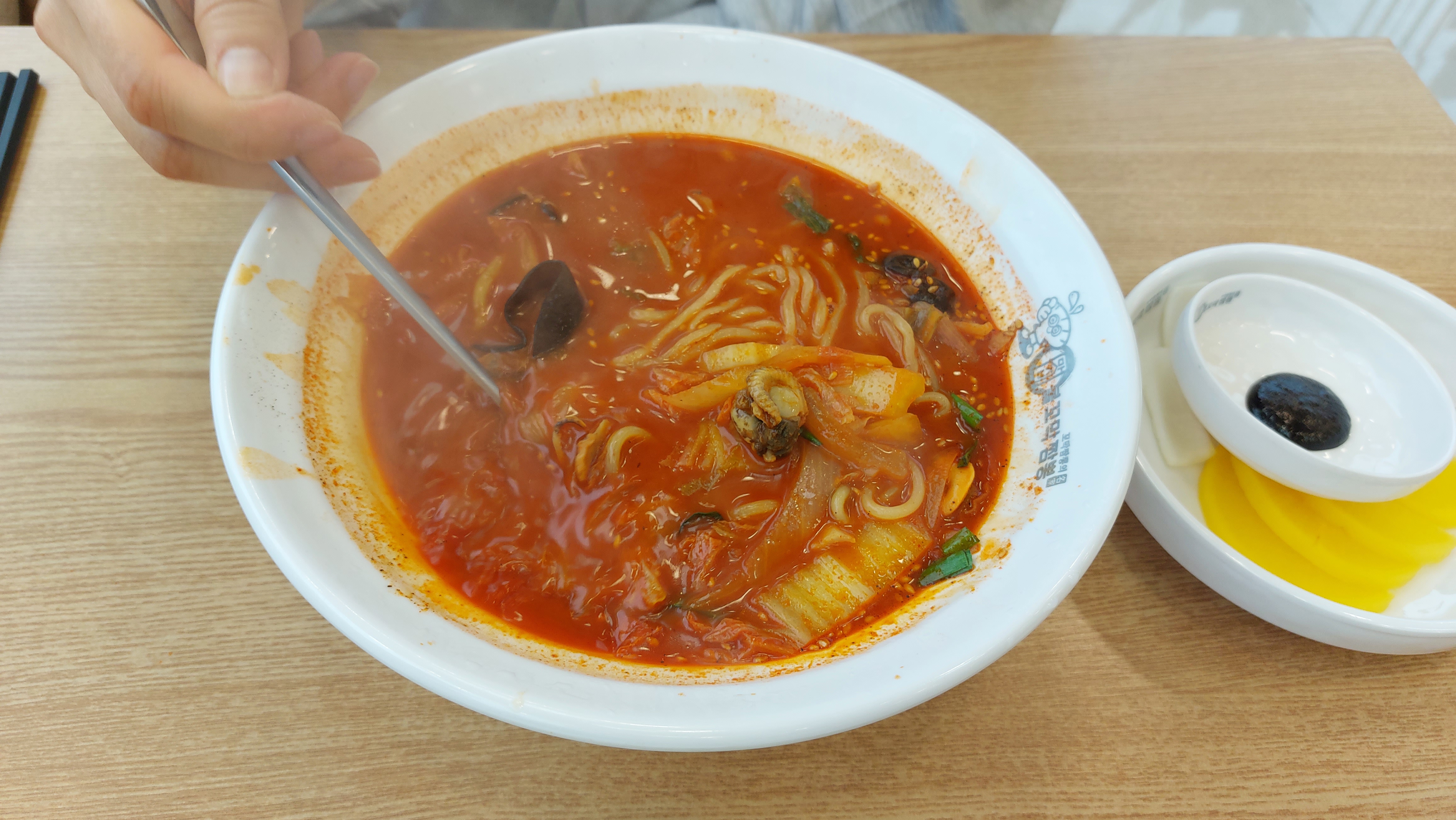 짬뽕밥에는 면이 조금 들어가 있어요