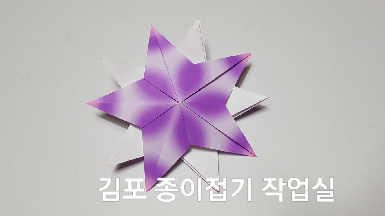 앞과 뒤의 색이 다르게 붙인 모양입니다.