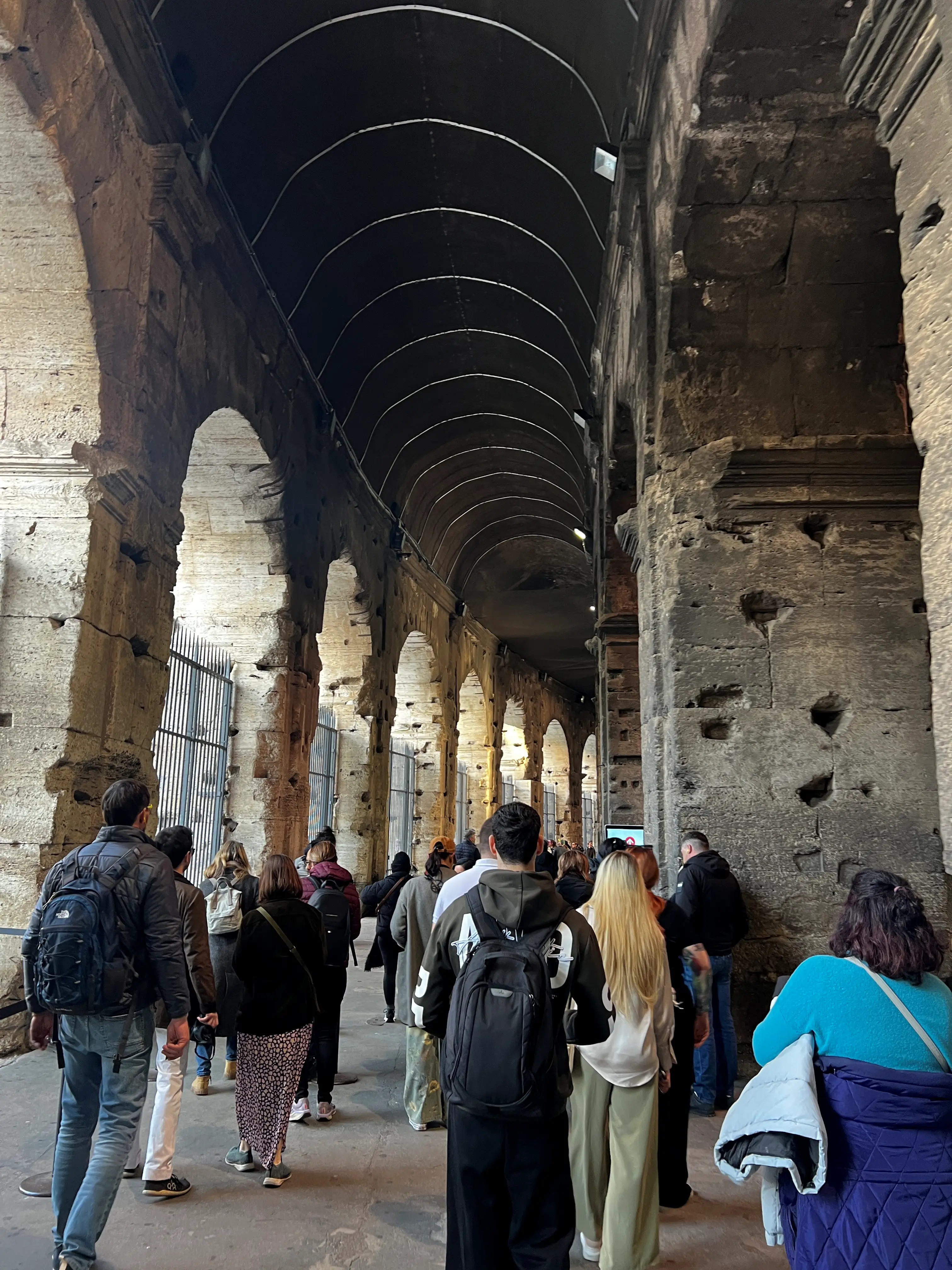 아치형-내부-채굴된-벽