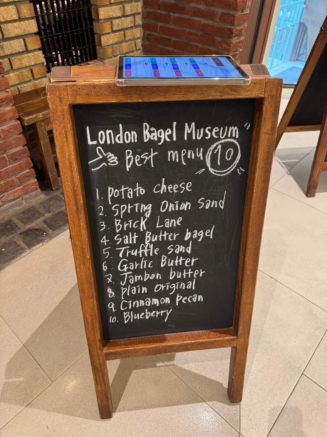 런던베이글 입간판 이미지