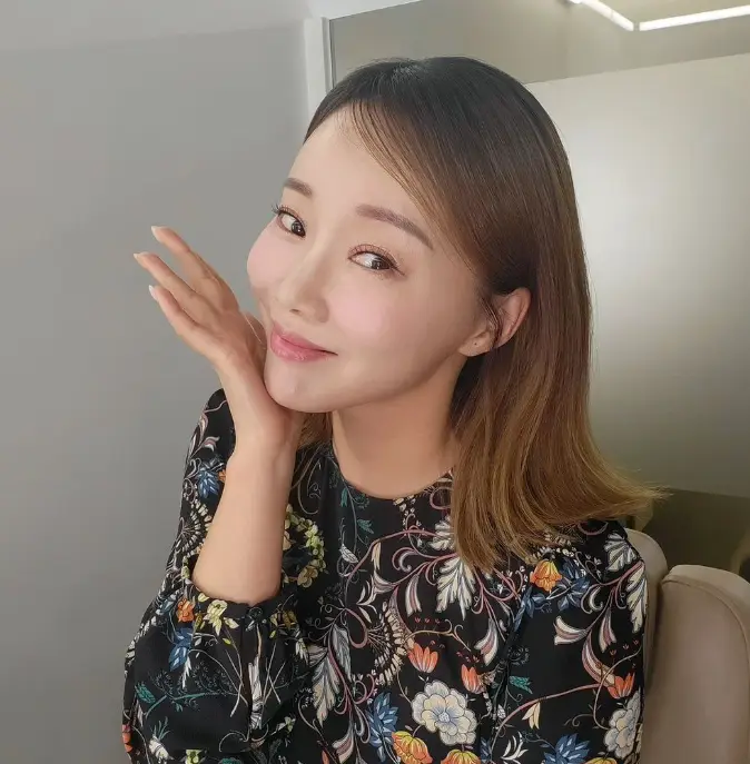 현역가왕- 검은색 원피스를 입고 턱을 손에괴고 화면을 보고 있는 강소리