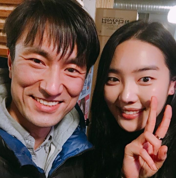 배우 김병철이 동료 배우들과 함께 있는 모습