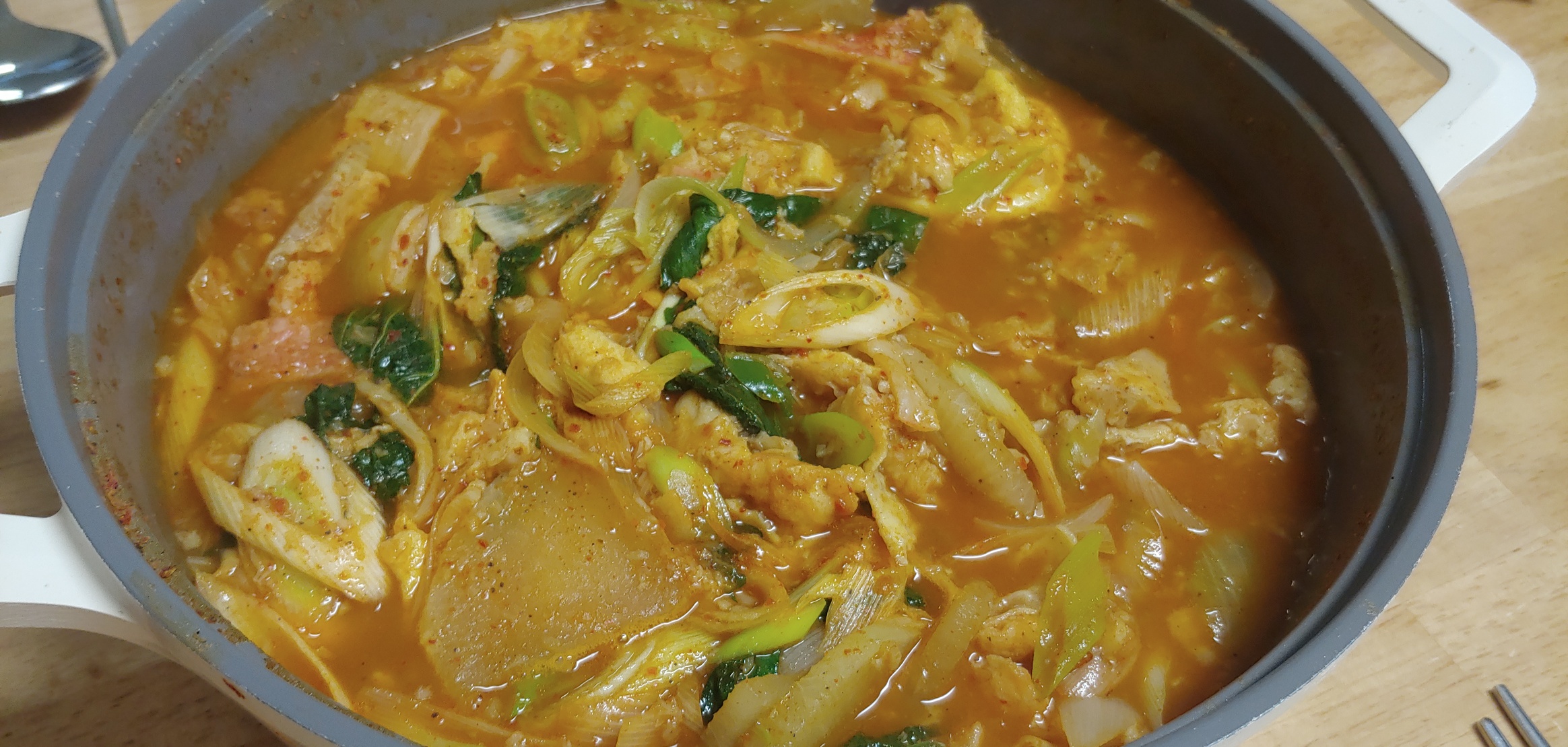 완성작입니다. 사진을 이쁘게 찍을 노력도 안했지만, 태생이 잡탕찌개라.. 맛있으면 그만입니다.