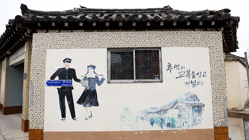 <img src="old-love-memory.jpg" alt="옛 추억과 사랑을 떠올리게 하는 풍경">