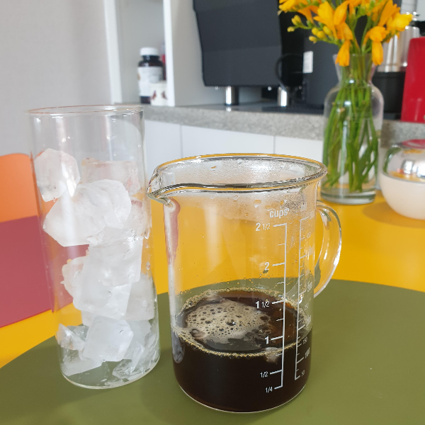 하리오 스위치를 이용한 아이스커피 레시피 feat. 테츠 카츠야_얼음잔 준비