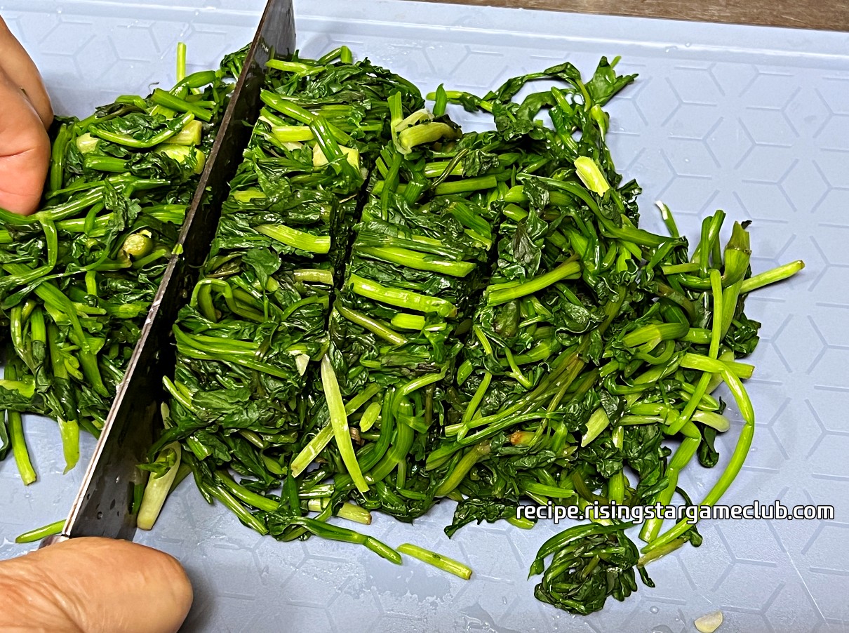 2Cm 간격으로 미나리를 자르는 사진