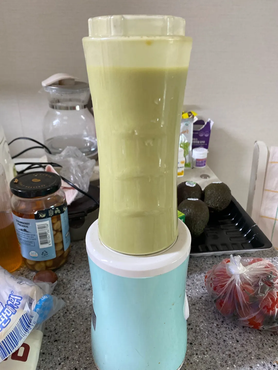 믹서기에-있는-갈아진-아보카도-주스