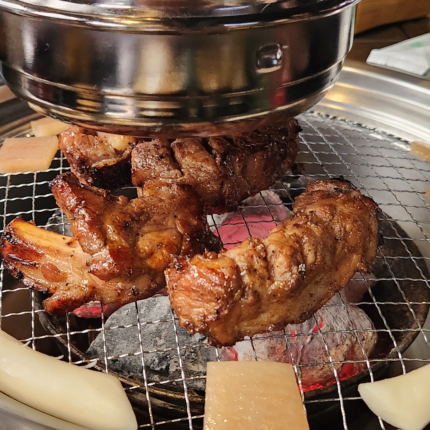 불판 위 갈비 사진