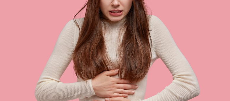 속쓰림 증상이 있는 여자