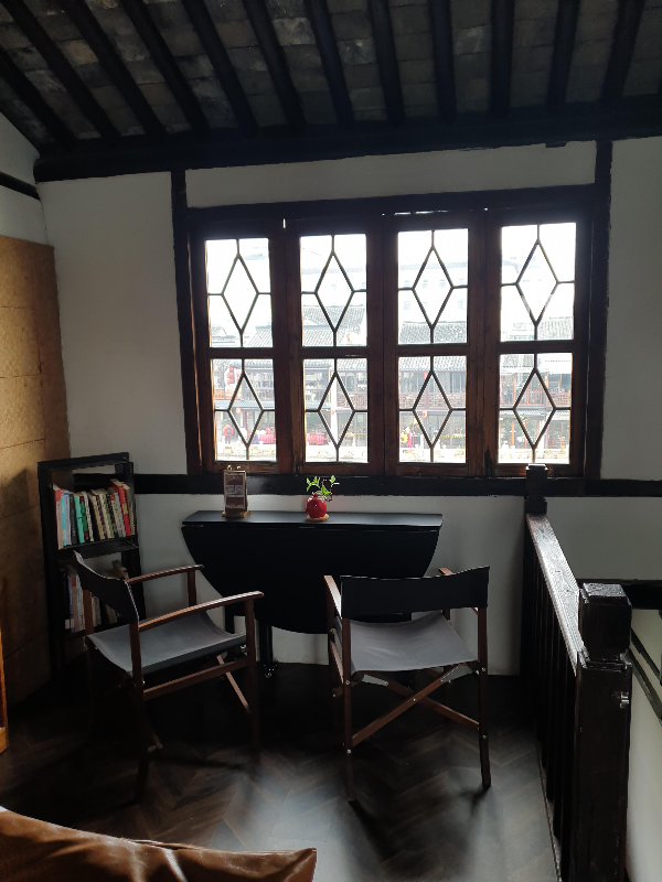 의자 2개가 창가로 배치되어 있다. 