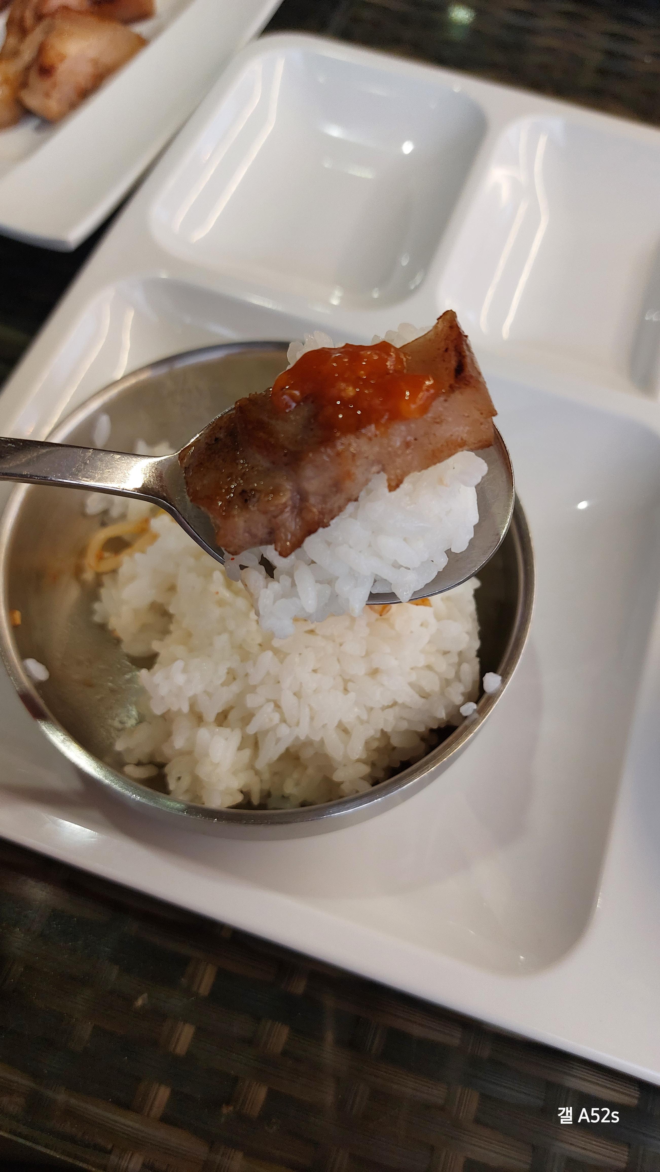 밥이랑 꼬기랑 냠냠~