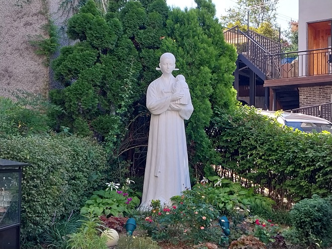 수원 지동성당 성모동산 성모자상 사진