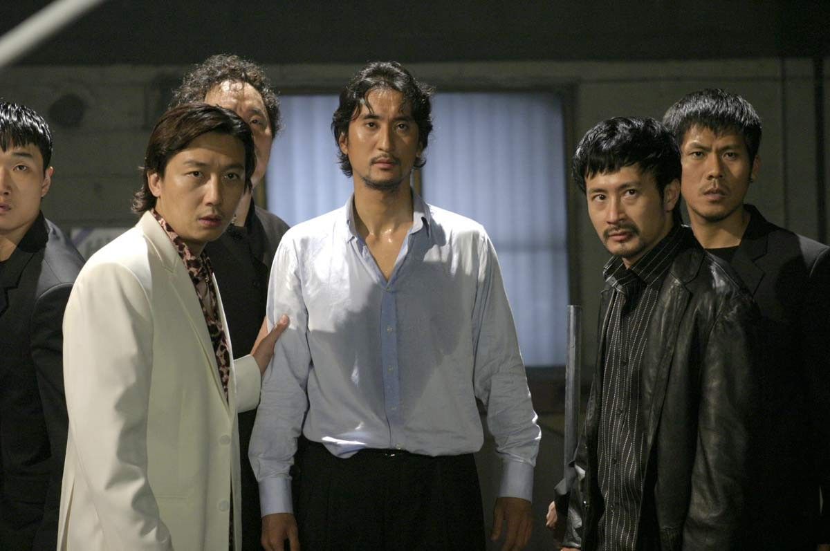 사랑보다 무거운 체면, 가족보다 먼 자유, 웃음 속 억압을 말하다 — 영화 '가문의 위기' 다시 읽기