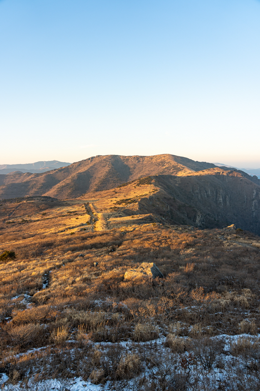 늦은 오후 영남 영축산 능선에 소복하게 쌓인 눈