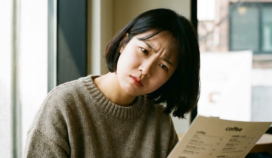 궁금해하는 여성 사진