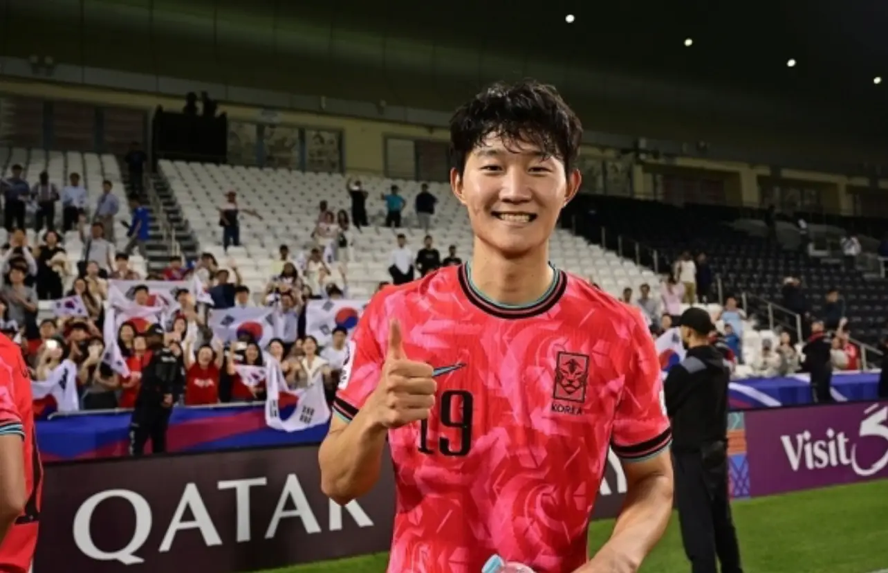 파리-축구그라운드에서 붉은옷을 입고 서서 웃고있는 김민우