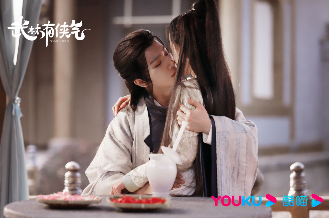 엽혜를-무릎에-앉혀-키스하는-백악