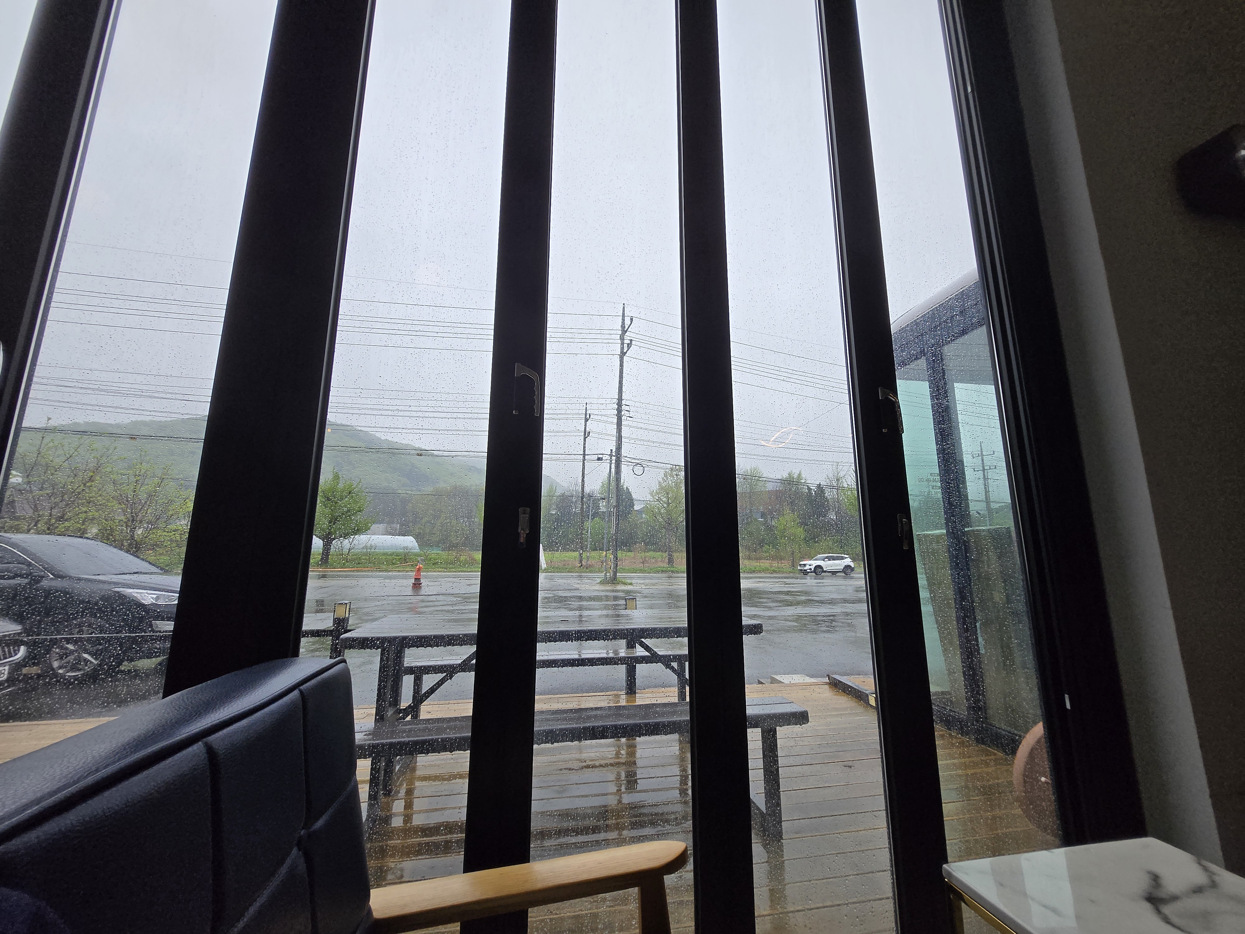 비오는날 내부창 모습