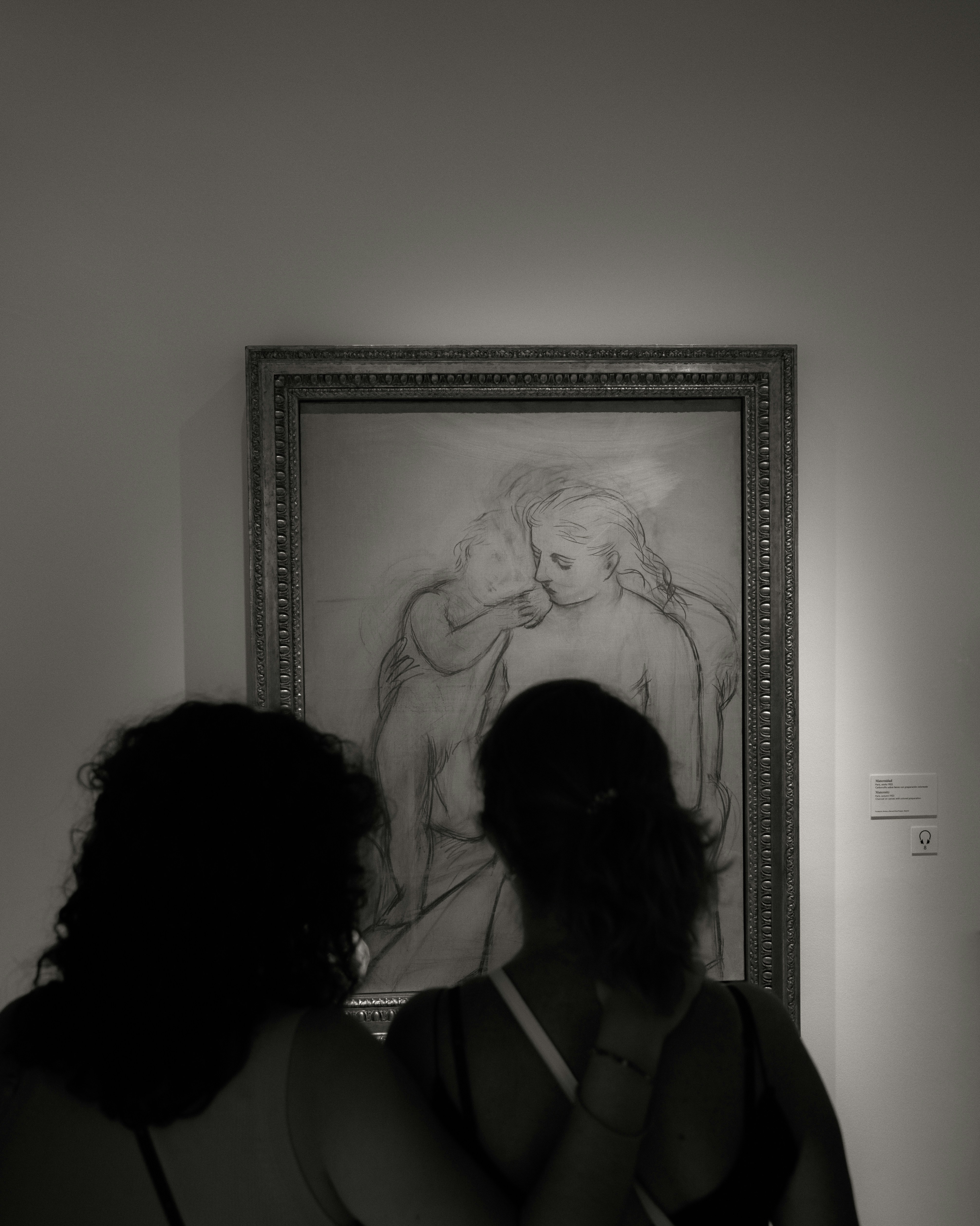 그림 액자보는 사진