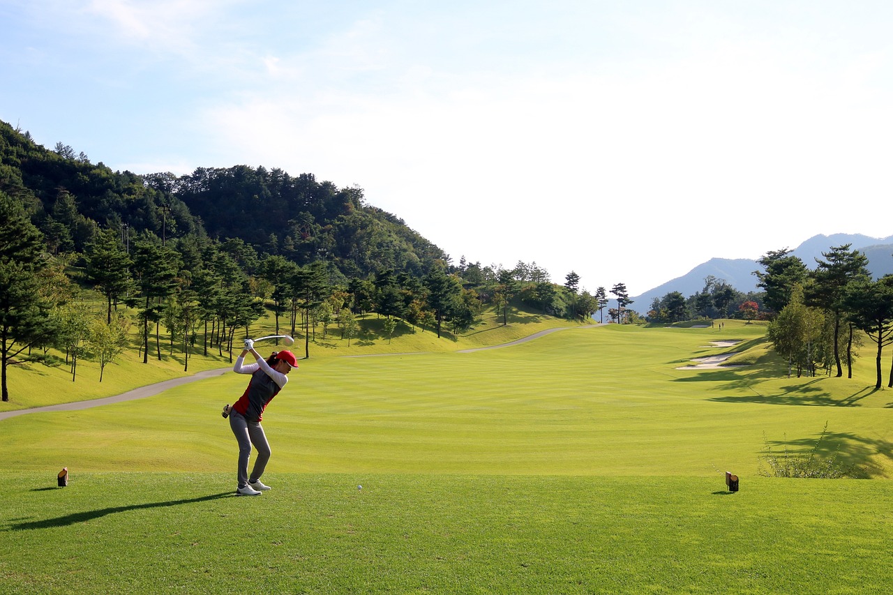 2025년 국내 골프장 예약난 심화, 치솟는 그린피 부담 증가, Domestic golf course reservation difficulties worsen in 2025, increasing burden of soaring green fees