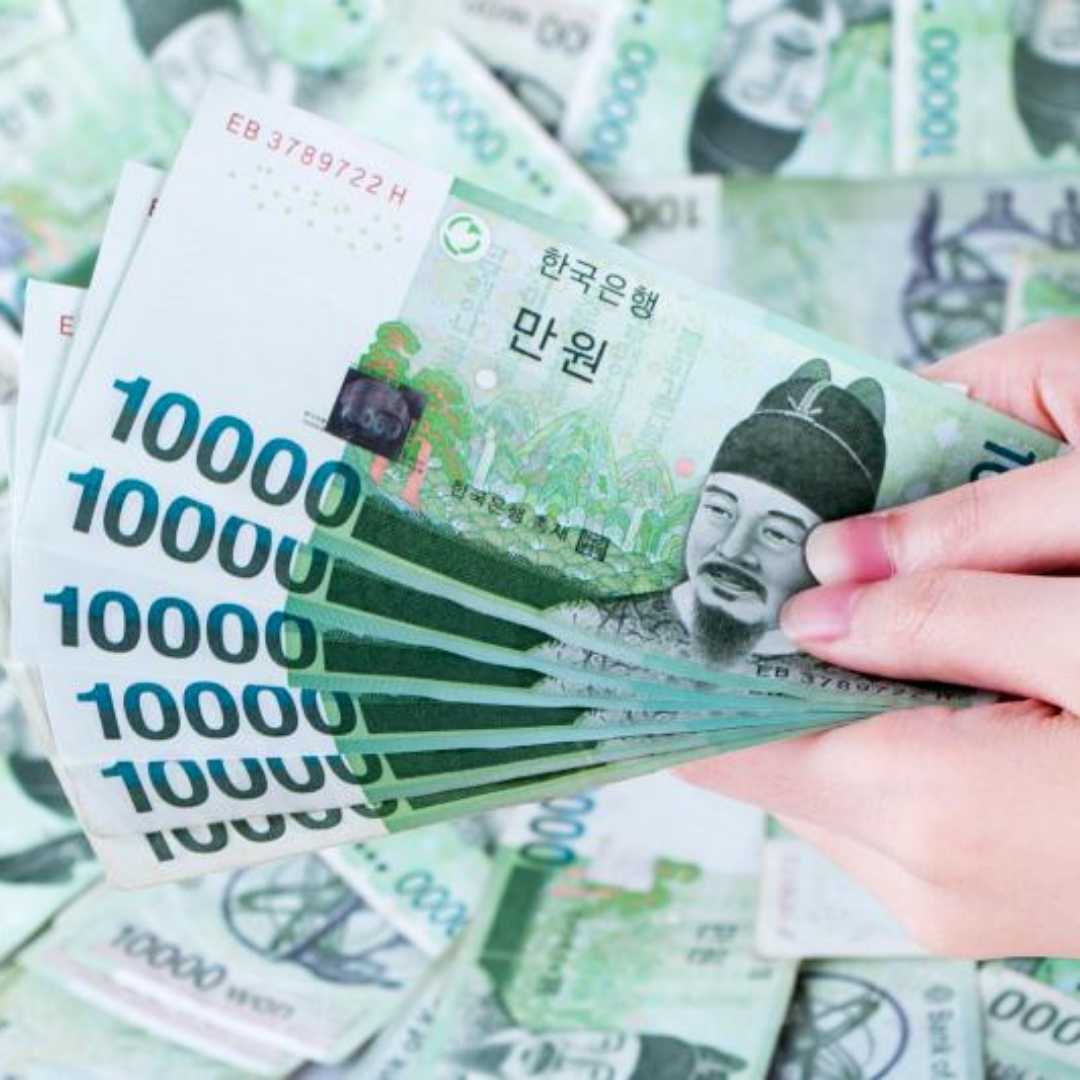 한 여성이 만원권 다발을 들고 있다.