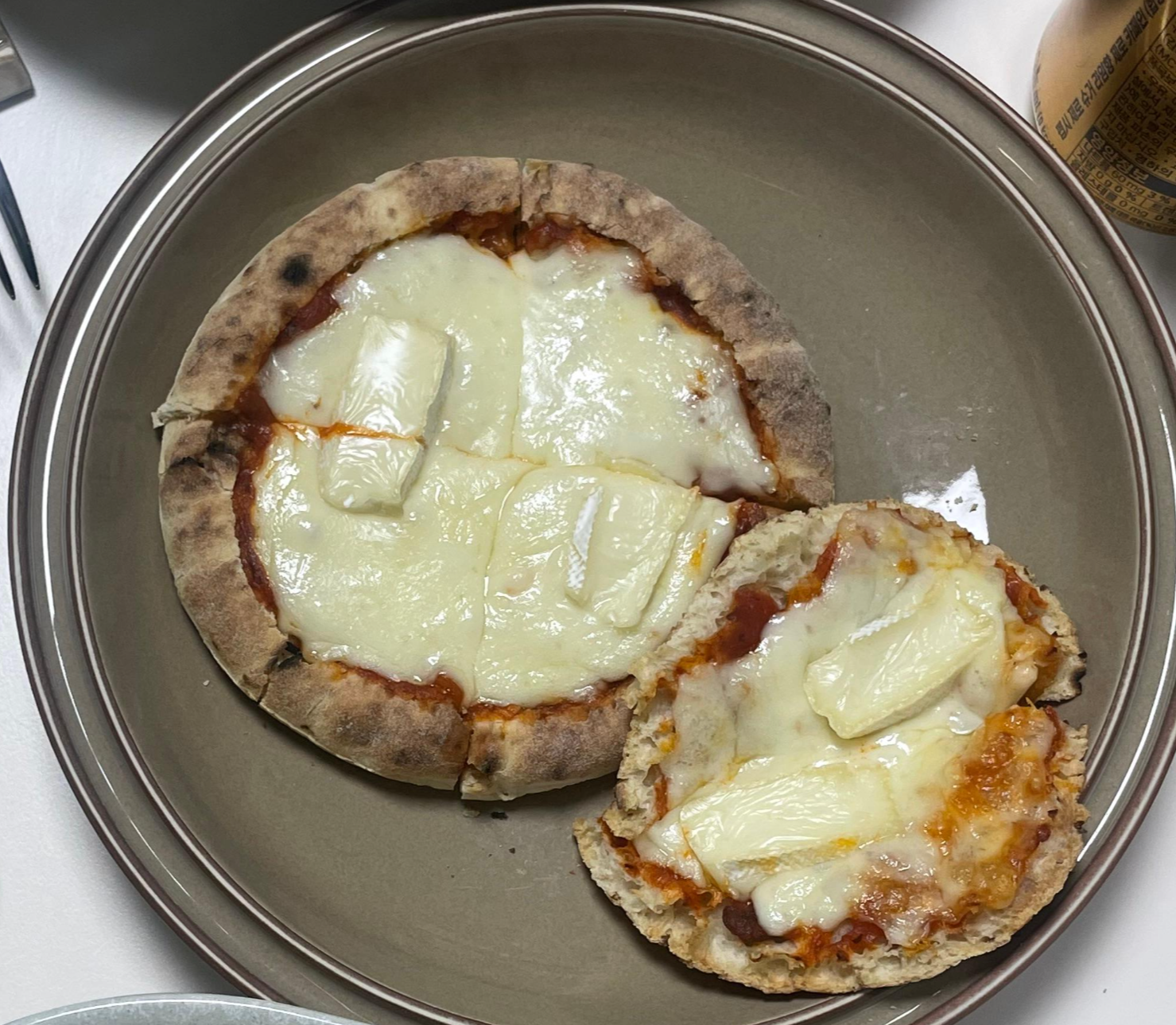 하바티 치즈로 만든 홈메이드 피자