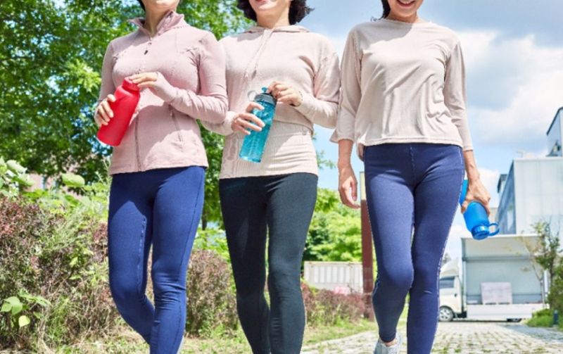 걷기운동하는 여성들