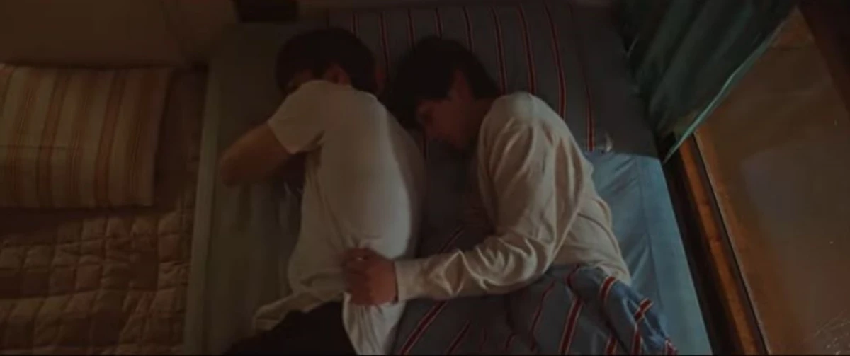 호태_허리쪽을_잡는_동희_내손너(비오는 날 침대씬)