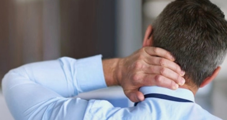 혈압이 올라 뒷목을 부여잡고있는 사진 이미지