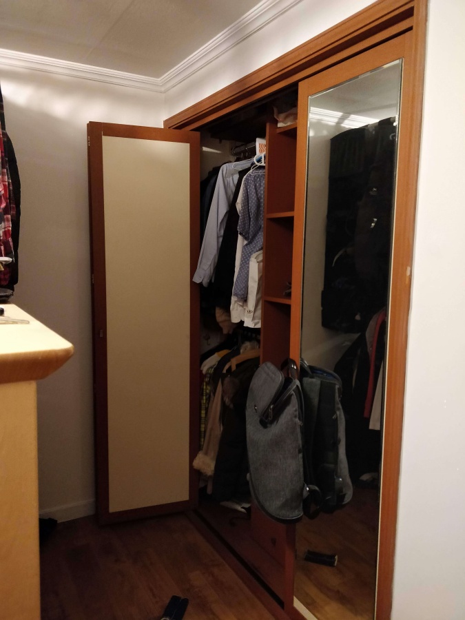 부식되어 닫히지 않는 붙박이장 문