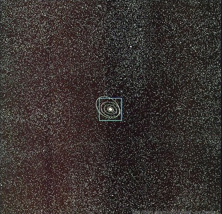 지상 100,000,000,000킬로미터 상공에서 바라본 태양계. 화면 중앙에 아주 작게 떠 있는 점 근처로, 여러 개의 타원 궤도가 겹겹이 감싸며 태양계의 구조를 형성하고 있다. 명왕성의 궤도까지 한눈에 들어오며, 태양은 더 이상 중심이 아닌 하나의 흐릿한 점에 불과하다. 광활한 우주 공간은 무수한 별들로 가득 차 있고, 태양계는 이제 은하계 속의 작은 흔적처럼 보일 뿐이다.