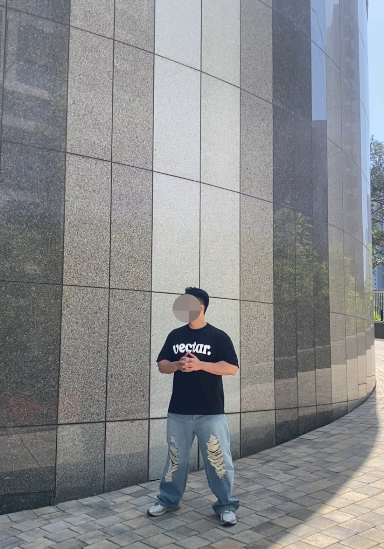 데일리룩(2024. 4. 28.)벡타르 반팔티&#44; vectar. 반팔티&#44; 벡타르 티셔츠&#44; vectar. 티셔츠&#44; vectar.&#44; 벡타르&#44; 무신사스탠다드 데미지진&#44; 아식스 조그 100 실버