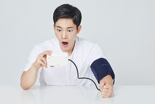 자신의 혈압에 놀라는 남성