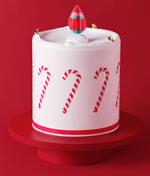 동그란 촛대모양 케이크 위 불모양 과자