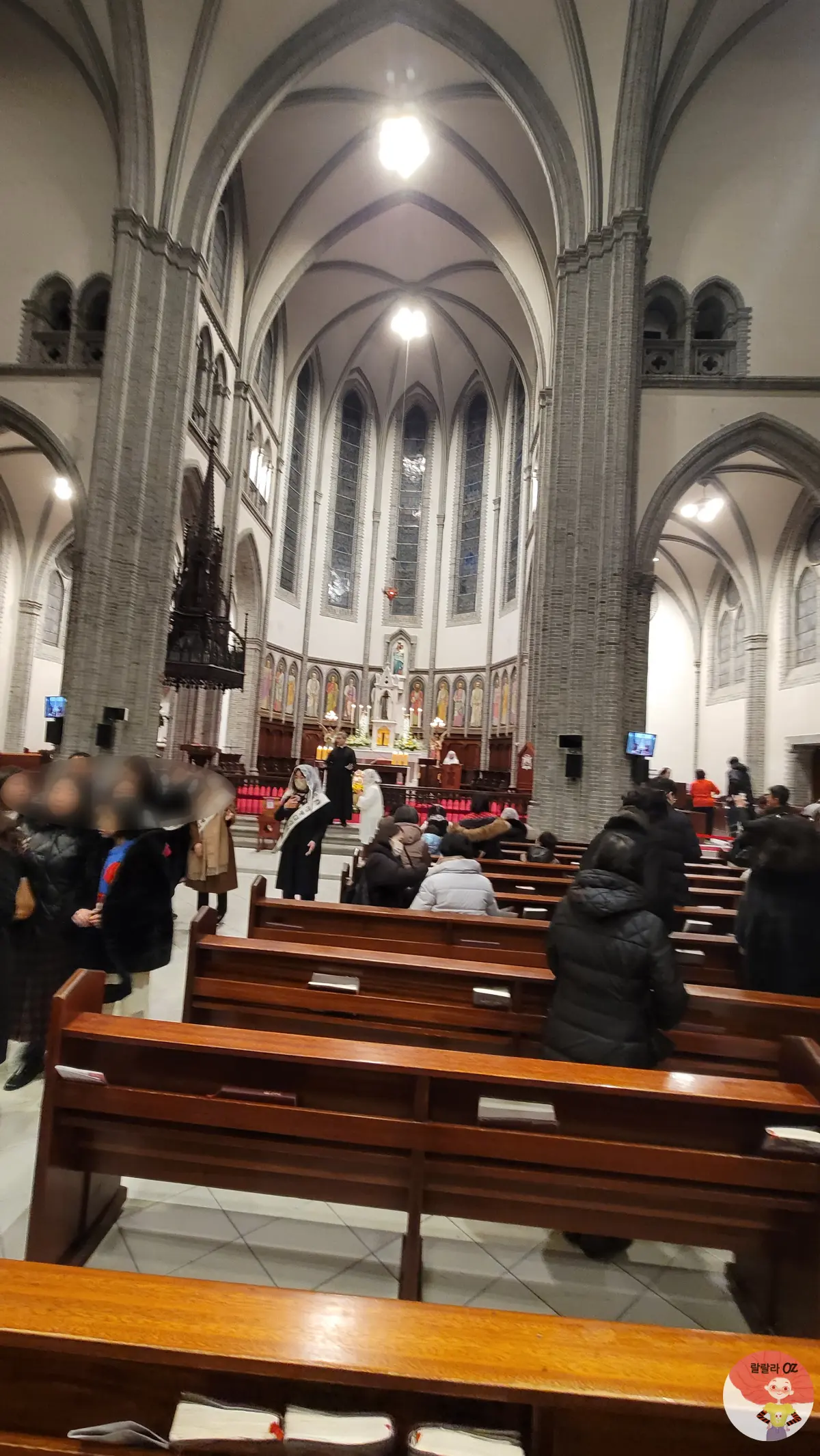 명동성당 미사를 마치고 돌아가는 사람들