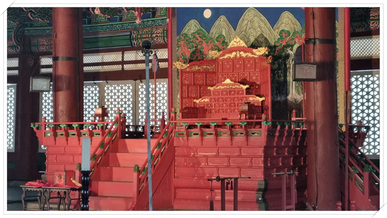 경복궁 근정전 내부 풍경. 왕이 앉는 자리가 보인다