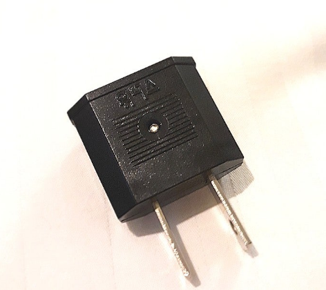 검은색의 변압기 일명 '돼지코'