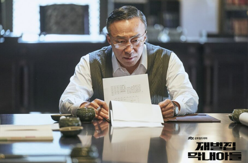 순양 회장 진양철이 책상 앞에 앉아 있는 모습