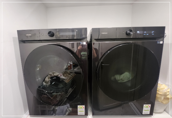 삼성-BESPOKE-세탁기와-건조기-설치-모습.-세련된-블랙-컬러와-모던한-디자인으로-깔끔한-세탁-공간을-완성.