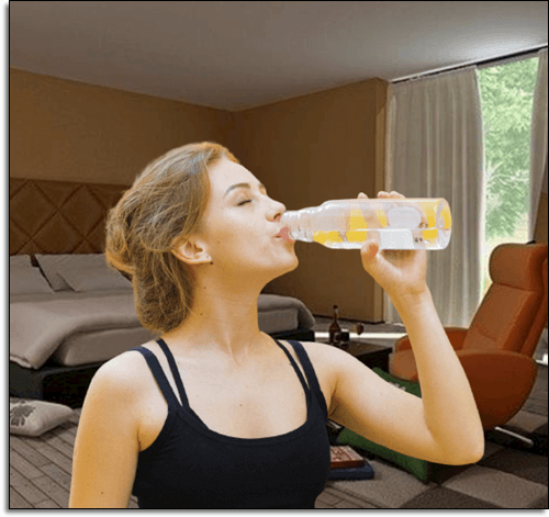 물 마시는 여성