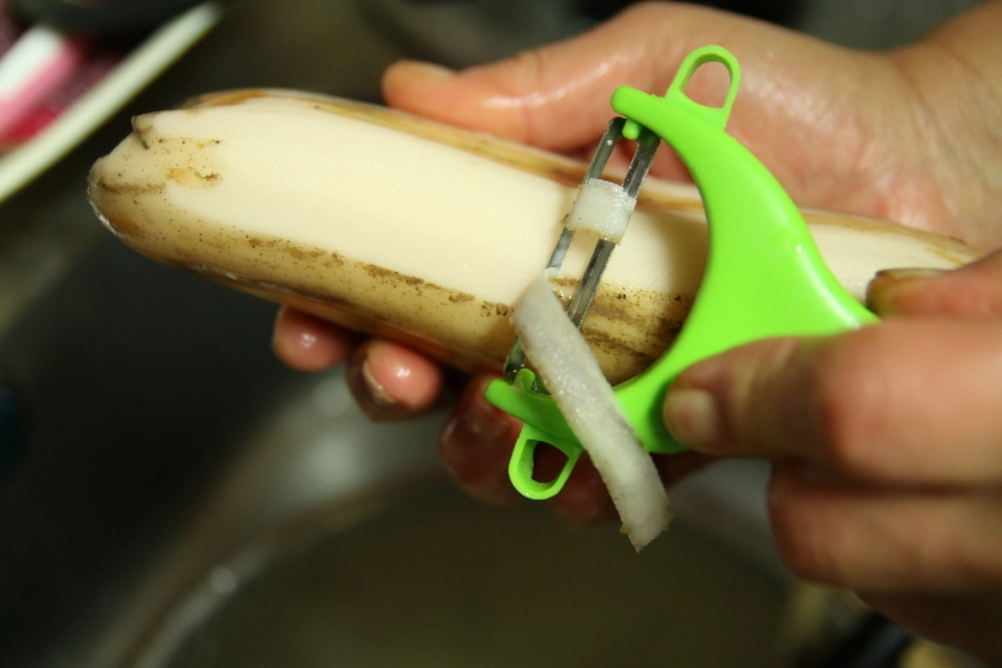 연근 껍질 깎는 모습